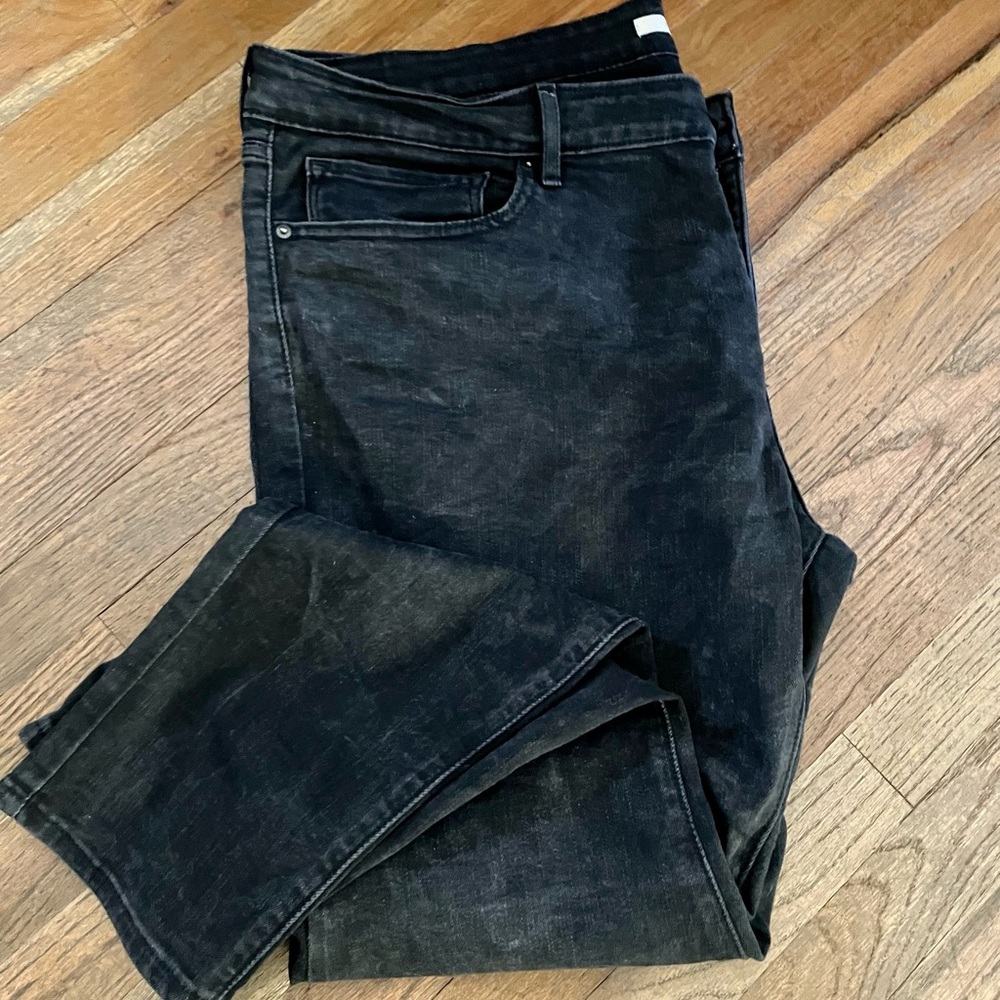 Womens black Levi’s jeans